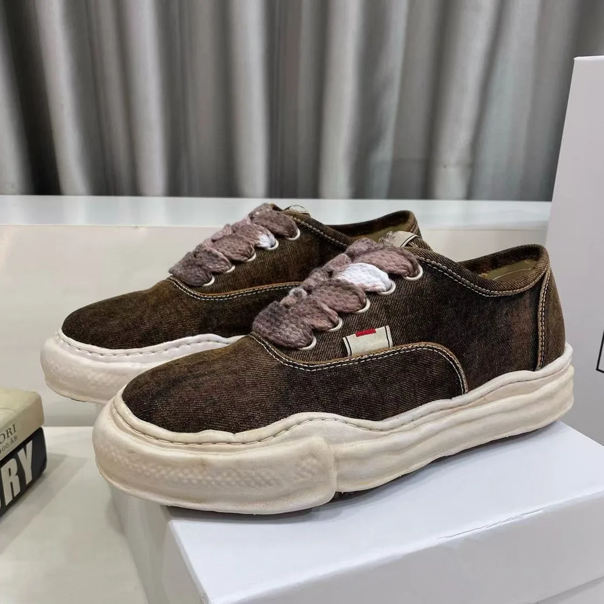 รองเท้าผ้าใบผู้ชายรุ่นใหม่ปี 2 - Leather Sneaker Care Kit บทวิจารณ์และราคา