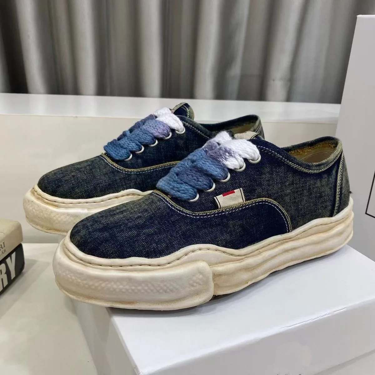 รองเท้าผ้าใบผู้ชายรุ่นใหม่ปี 2 - Leather Sneaker Care Kit บทวิจารณ์และราคา